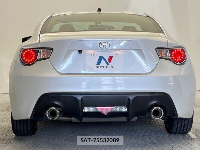 Toyota 86 2013-08 8625567-15