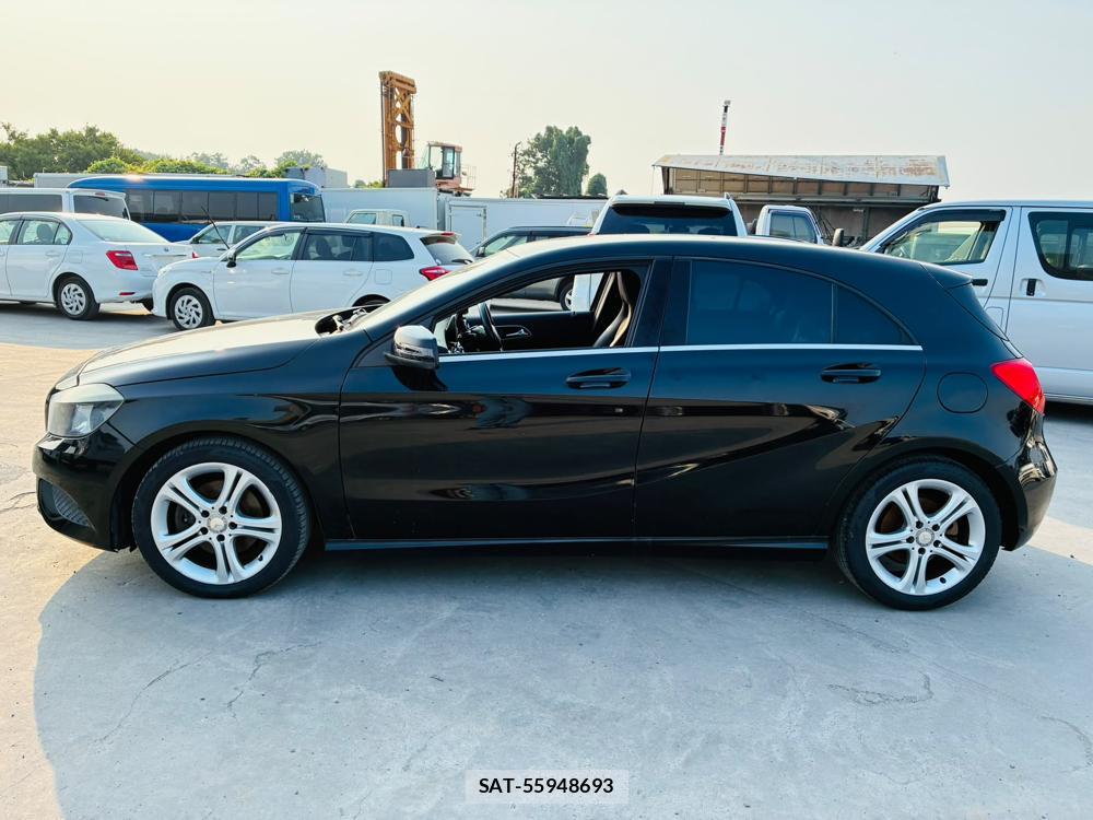 Mercedes Benz A-CLASS 2014-01 8135434-1