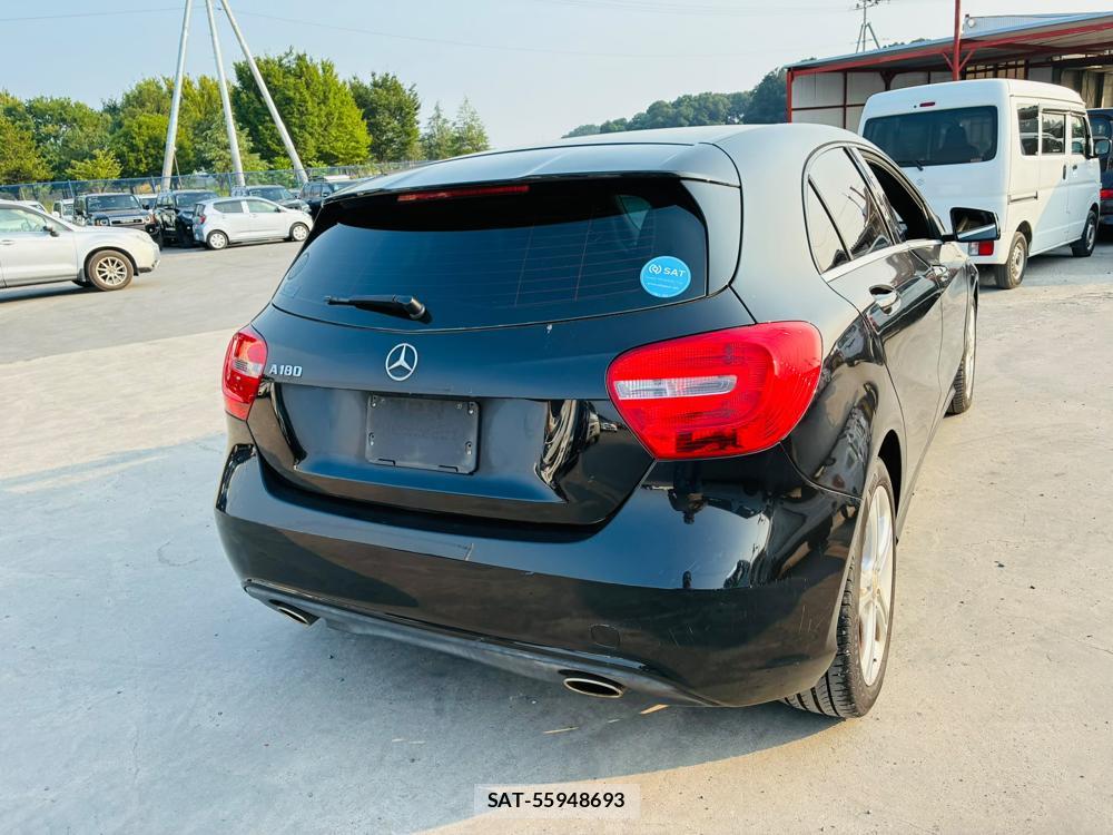 Mercedes Benz A-CLASS 2014-01 8135434-4