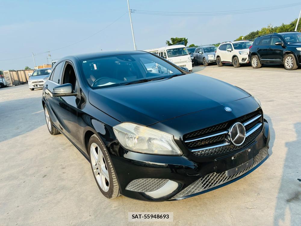 Mercedes Benz A-CLASS 2014-01 8135434-6