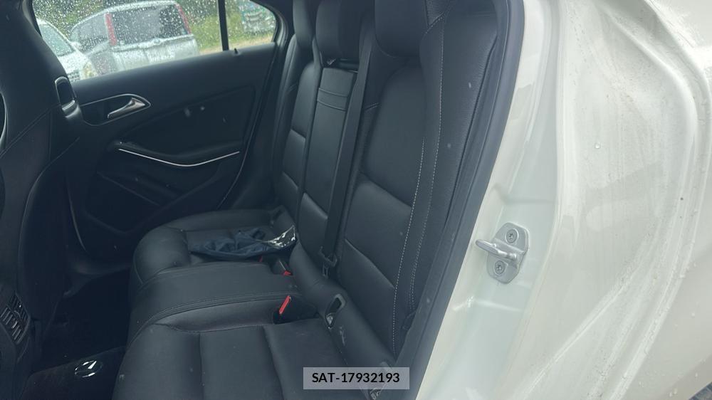 Mercedes Benz A-CLASS 2014-02 7367664-9