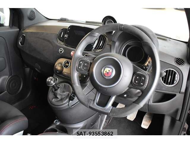 Abarth 695 2022-10 8097413-19