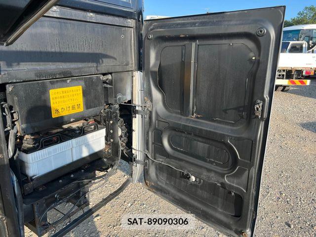 Mitsubishi AERO QUEEN 1996-04 8334436-27