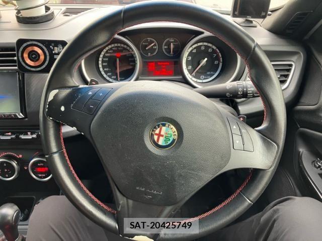 ALFA ROMEO GIULIETTA 2012-03 7875077-17