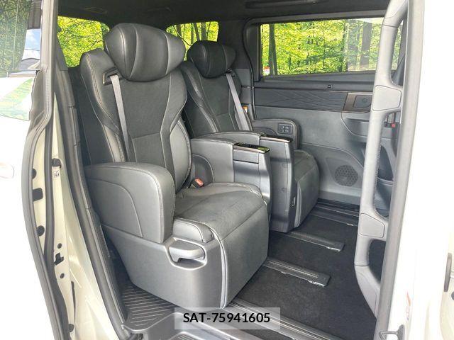 Toyota ALPHARD 2025-07 8206070-8