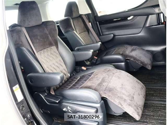 Toyota ALPHARD 2017-03 8411097-12