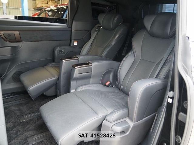 Toyota ALPHARD HYBRID 2023-08 6750775-13