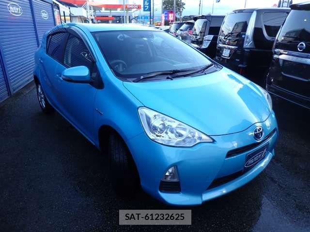 Toyota AQUA 2012-01 1310205-2