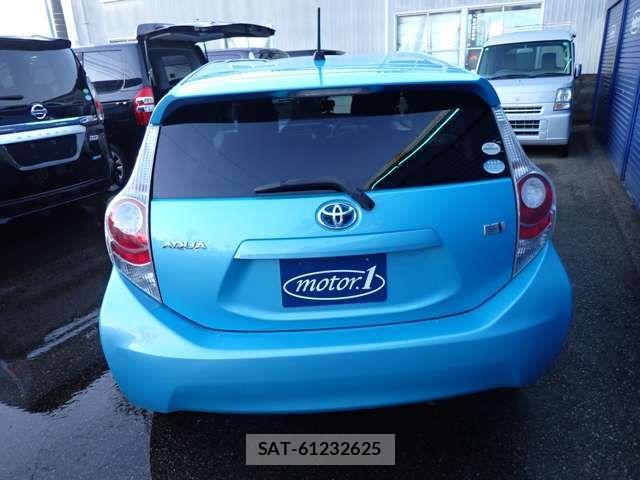 Toyota AQUA 2012-01 1310205-3