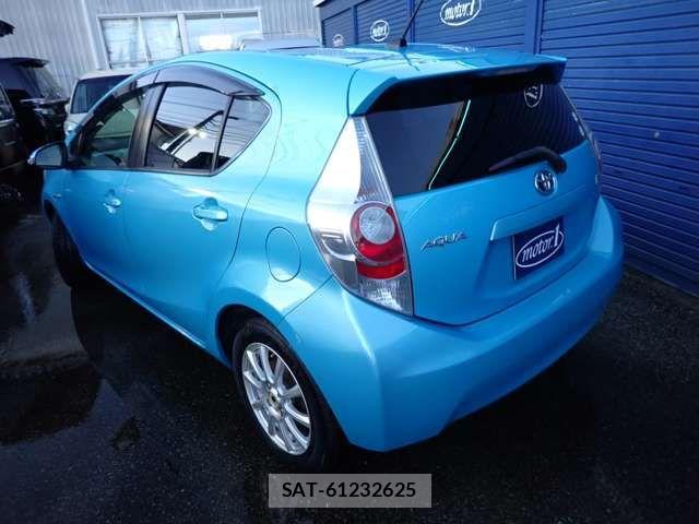 Toyota AQUA 2012-01 1310205-4