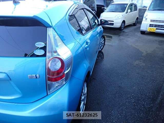 Toyota AQUA 2012-01 1310205-6