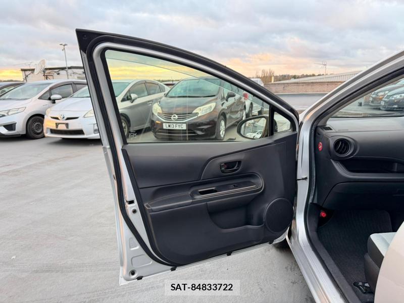 Toyota AQUA 2017-06 1297107-15