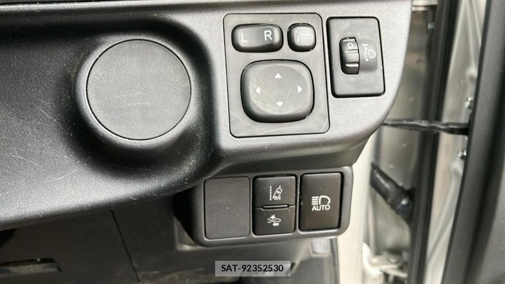 Toyota AQUA 2017 2016162-13