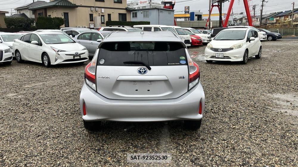Toyota AQUA 2017 2016162-3