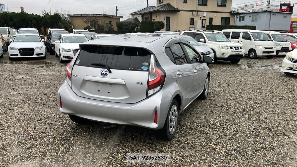 Toyota AQUA 2017 2016162-4