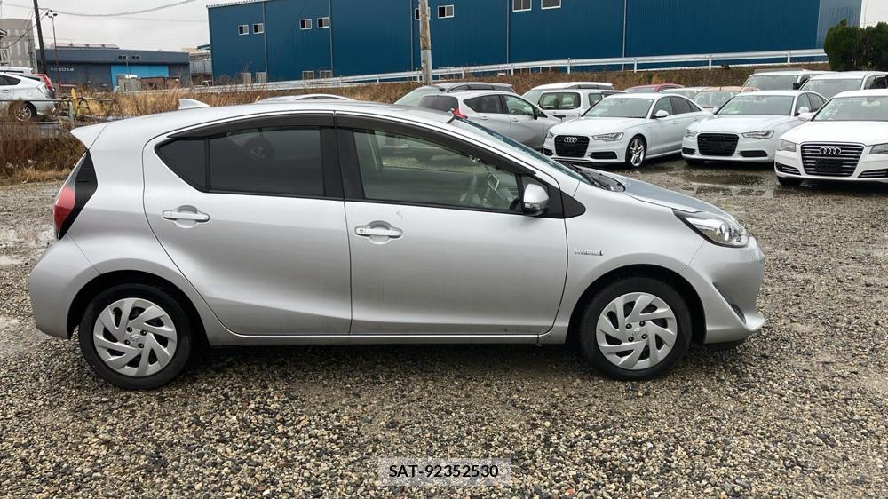 Toyota AQUA 2017 2016162-5