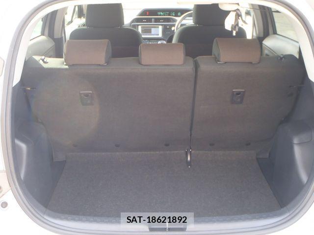 Toyota AQUA 2013-08 3659362-11