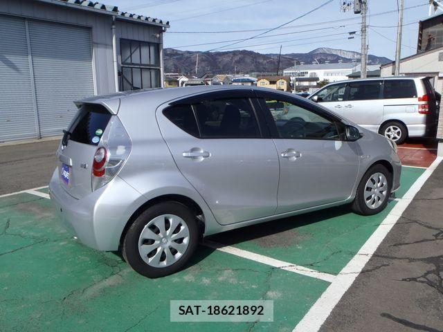 Toyota AQUA 2013-08 3659362-3