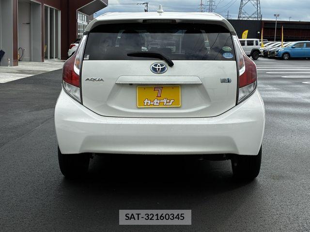 Toyota AQUA 2015-08 5860203-9