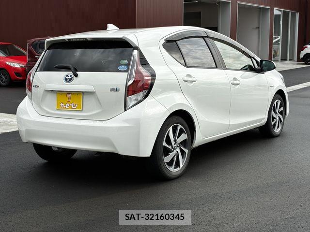 Toyota AQUA 2015-08 5860203-10