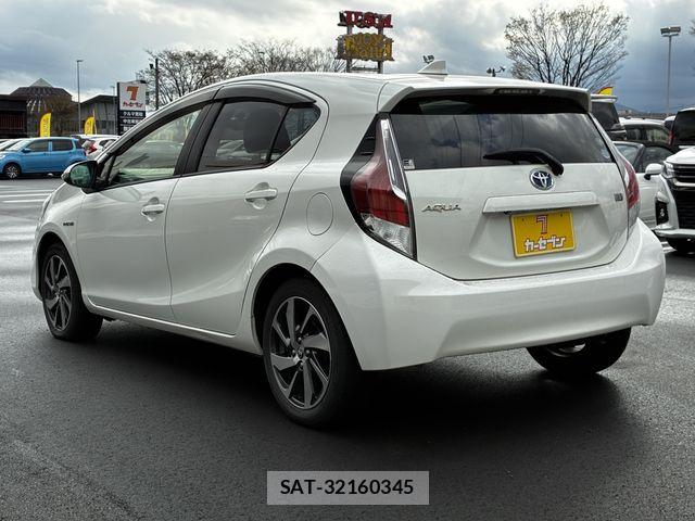 Toyota AQUA 2015-08 5860203-11