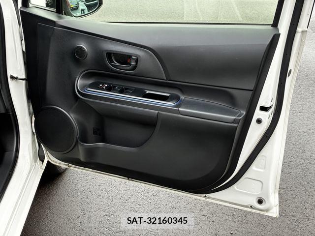 Toyota AQUA 2015-08 5860203-21