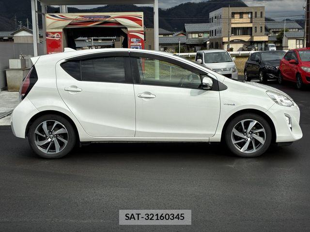Toyota AQUA 2015-08 5860203-8