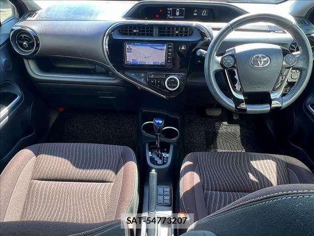Toyota AQUA 2017-09 5860157-1