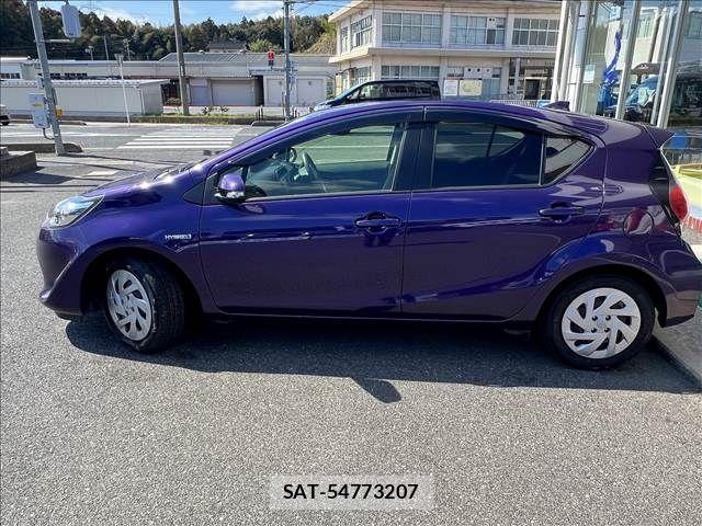 Toyota AQUA 2017-09 5860157-3