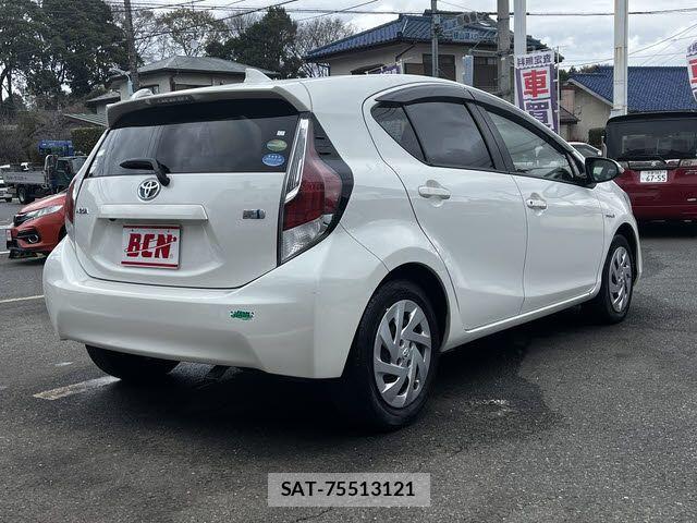 Toyota AQUA 2016-03 5860151-2