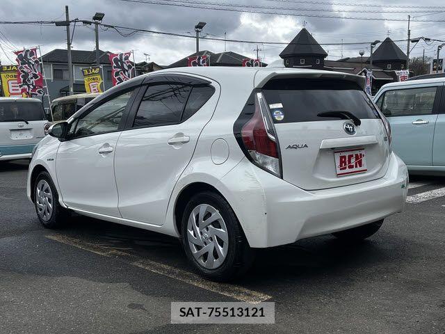 Toyota AQUA 2016-03 5860151-8