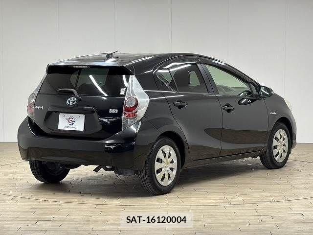 Toyota AQUA 2012-01 5860147-15
