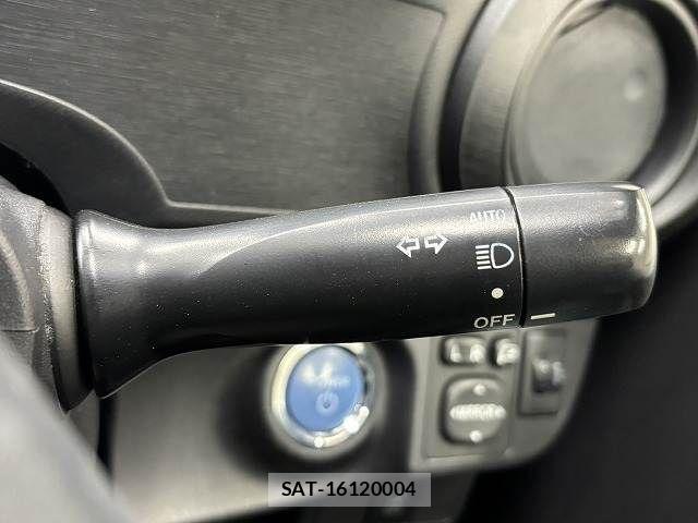 Toyota AQUA 2012-01 5860147-7