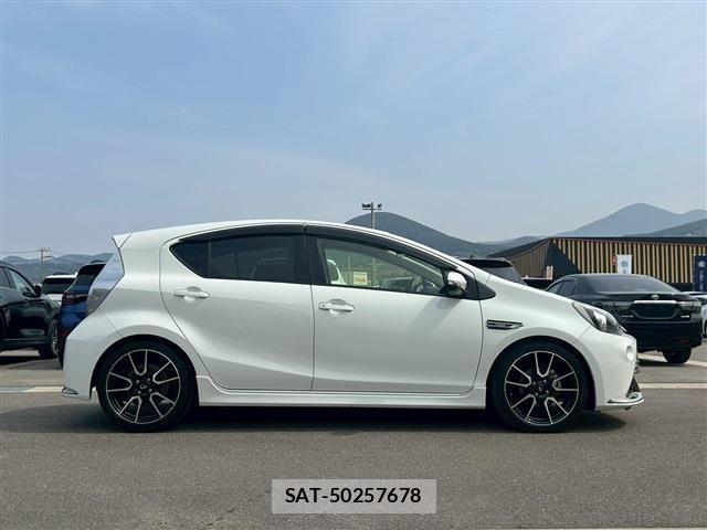 Toyota AQUA 2014-06 5860130-6