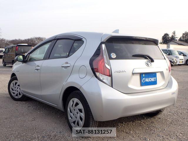 Toyota AQUA 2017-01 6009132-2