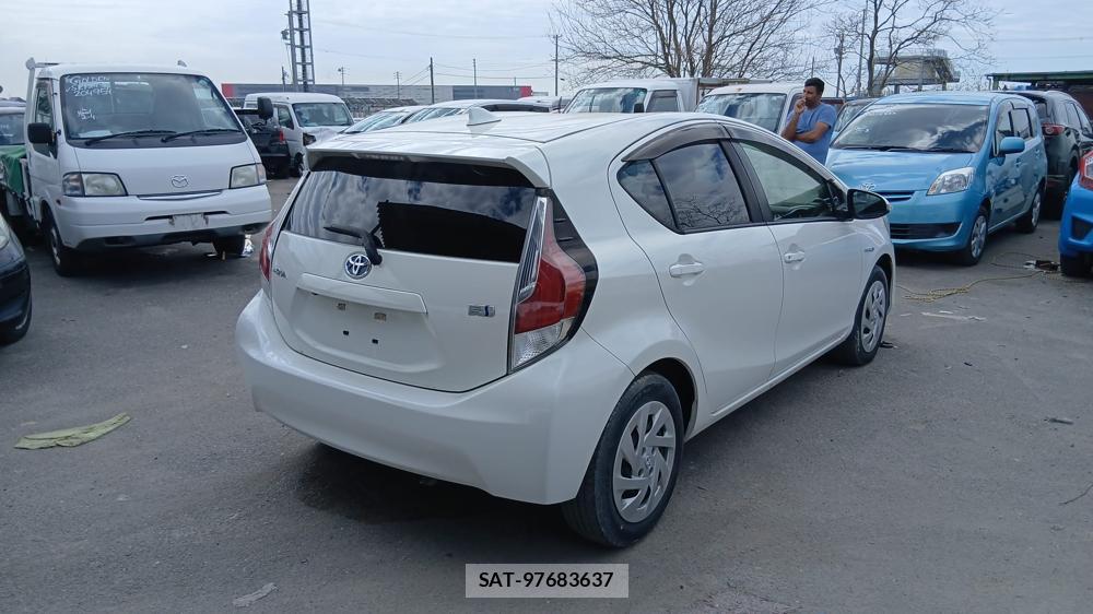 Toyota AQUA 2016-03 6206293-4