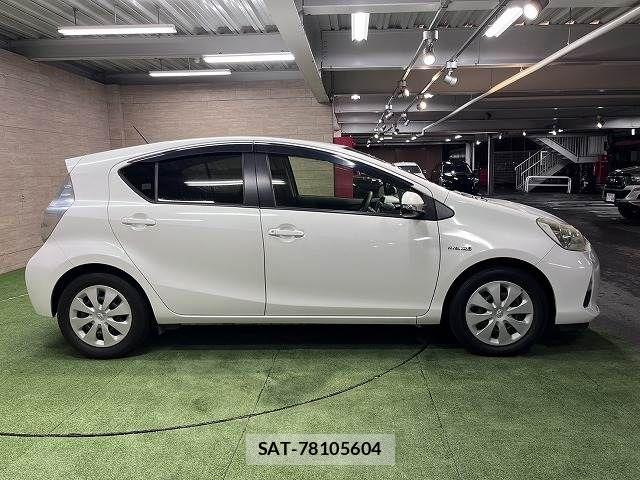 Toyota AQUA 2013-07 6211473-17
