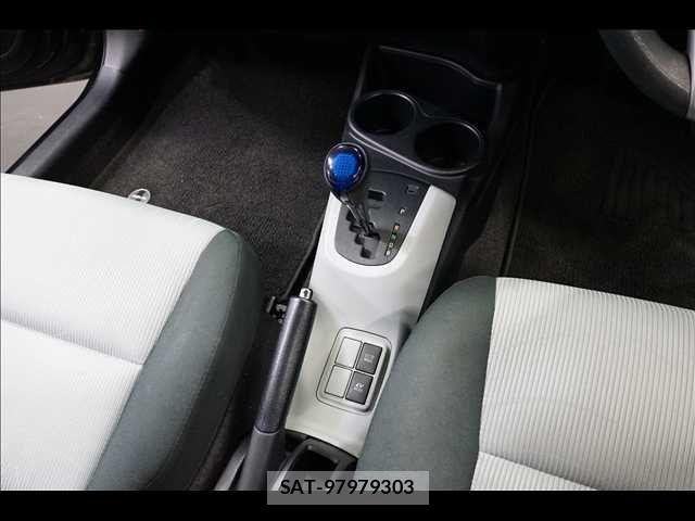 Toyota AQUA 2014-12 6242075-11