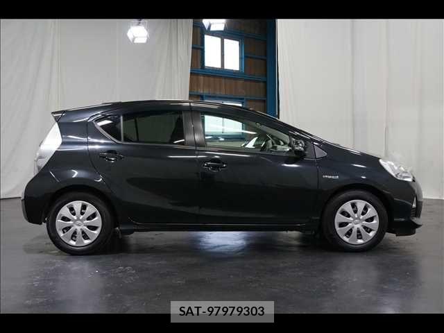 Toyota AQUA 2014-12 6242075-15