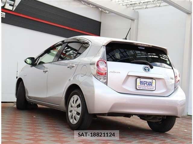 Toyota AQUA 2013-09 6494855-26