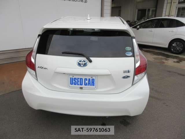 Toyota AQUA 2015-04 6494833-15
