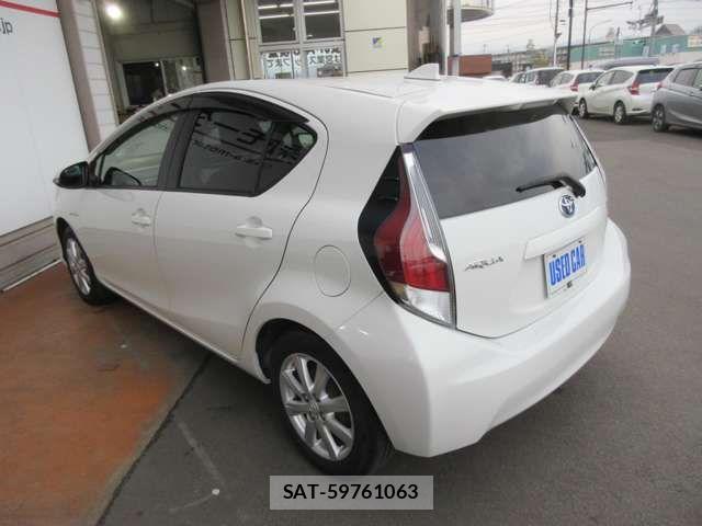 Toyota AQUA 2015-04 6494833-16
