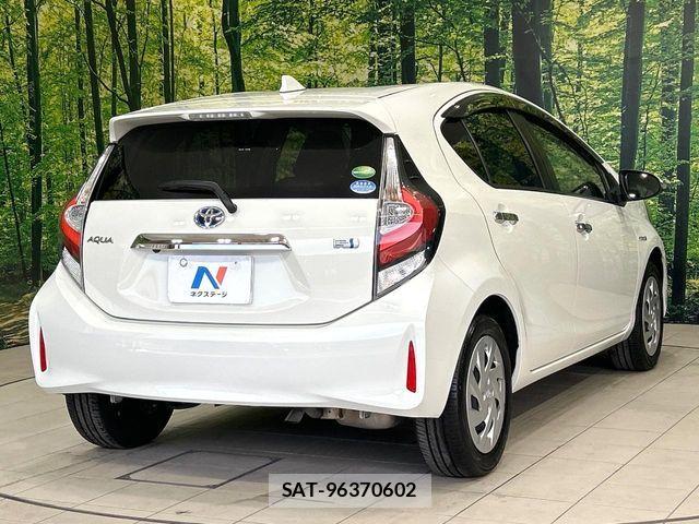 Toyota AQUA 2018-02 6641227-16
