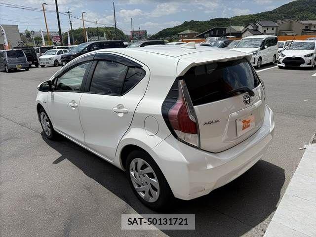 Toyota AQUA 2015-06 6641233-10