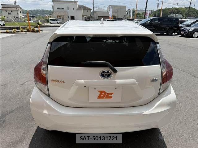 Toyota AQUA 2015-06 6641233-11