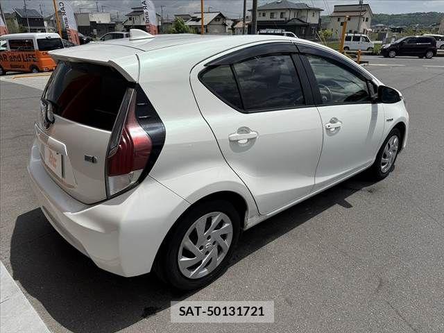 Toyota AQUA 2015-06 6641233-12