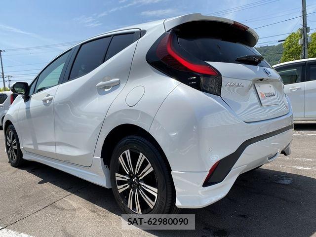 Toyota AQUA 2022-09 6674940-8