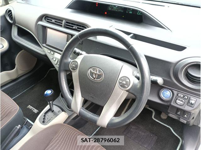 Toyota AQUA 2013-03 6682576-11