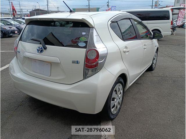 Toyota AQUA 2013-03 6682576-6