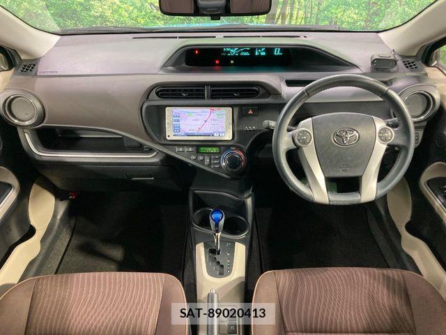 Toyota AQUA 2013-10 6715625-1
